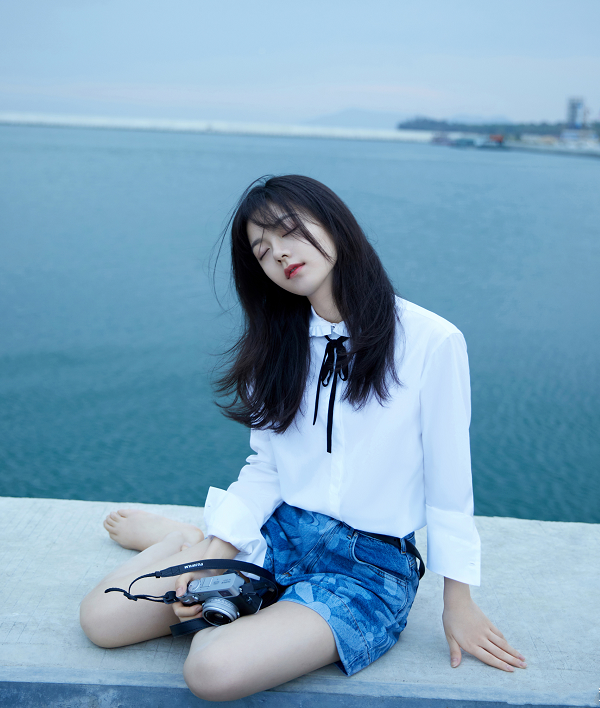 青春的涟漪，赵今麦海边写真中的成长印记