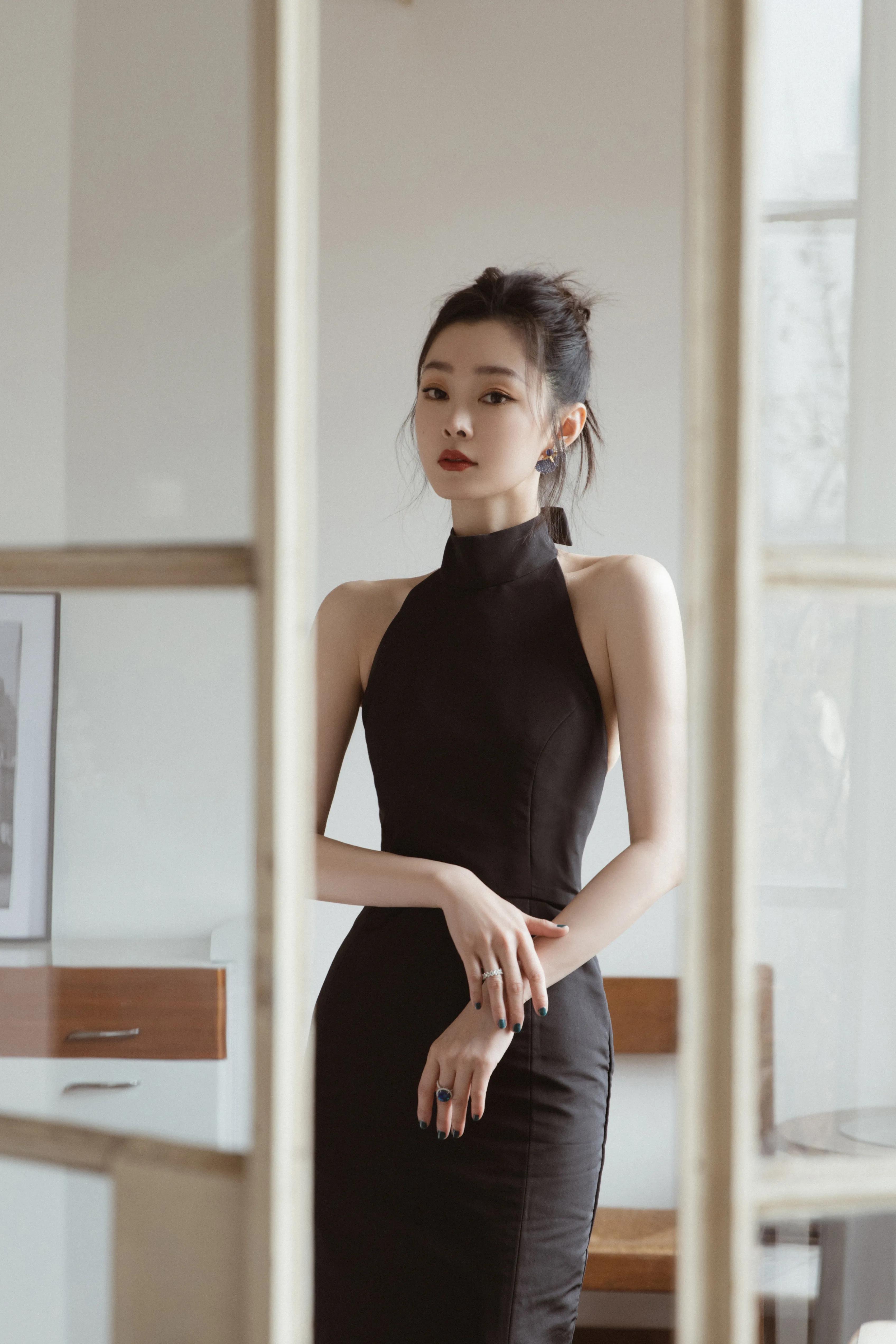 宋轶穿旗袍坐下的背影，古典美与现代风尚的完美融合