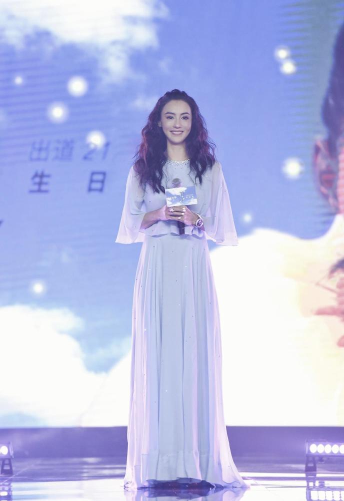 宋轶蓝色露背礼服，优雅与性感的完美碰撞