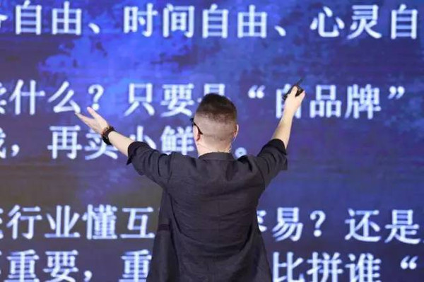 澳门六爷，传奇分析师的智慧与风采澳门六叔